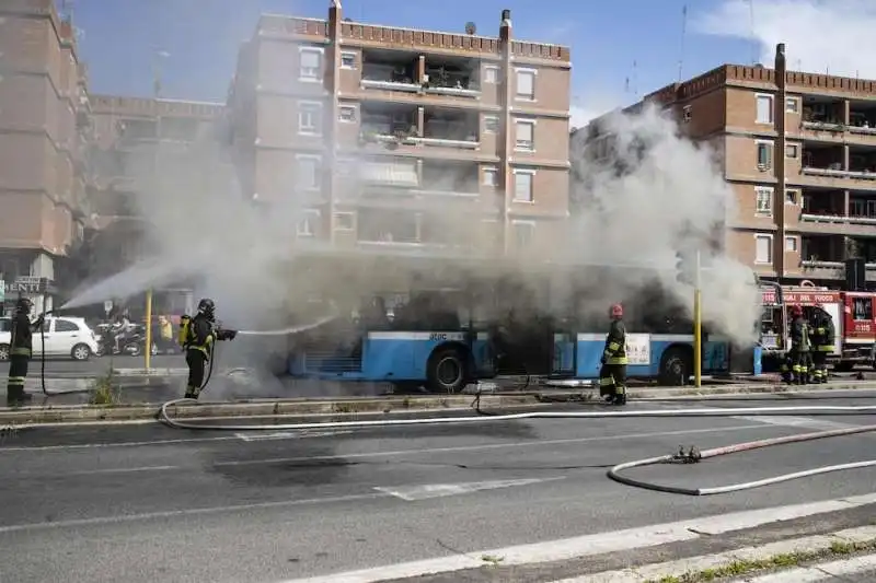 bus roma fiamme 23