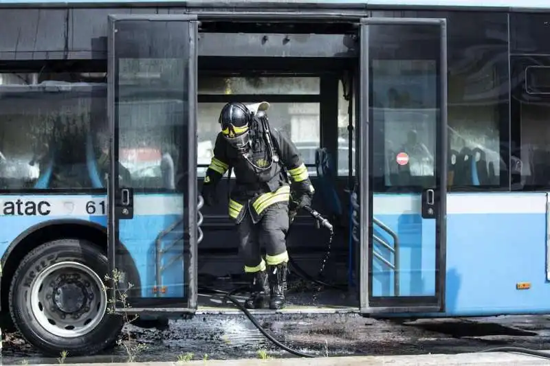 bus roma fiamme 24