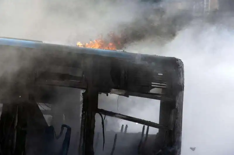 bus roma fiamme 26