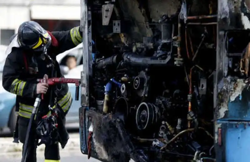 bus roma fiamme 4