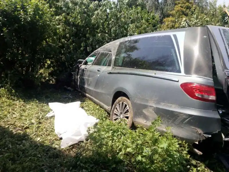 carro funebre uccide una ragazza