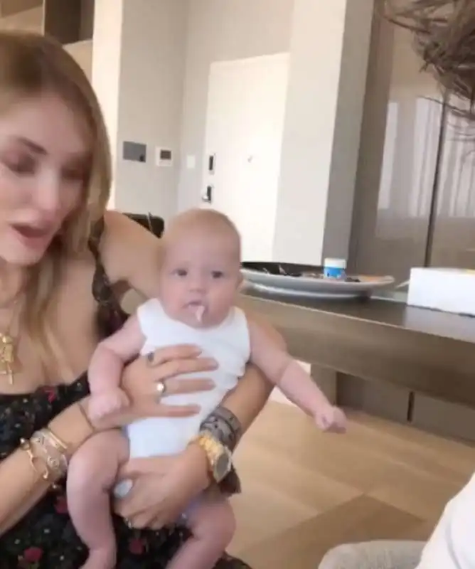 CHIARA FERRAGNI CON LEONE CHE VOMITA