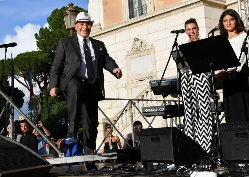 edoardo vianello sale sul paco per il suo concerto in piazza del campidoglio