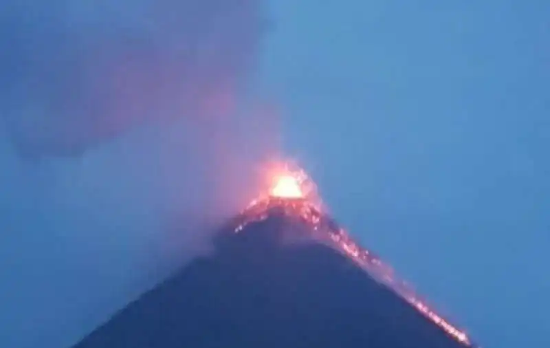 eruzione del vulcano del fuego 15