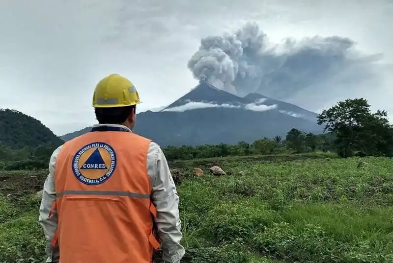 eruzione del vulcano del fuego 36