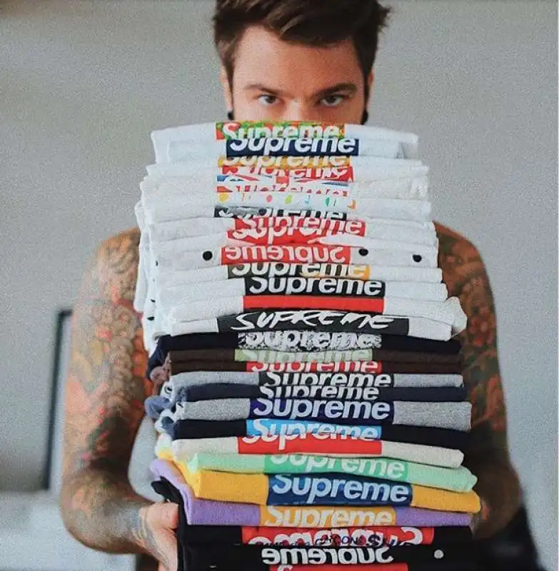 FEDEZ CON LE SUE MAGLIETTE