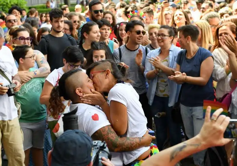 fidanzamento ufficiale al pride di roma (1)