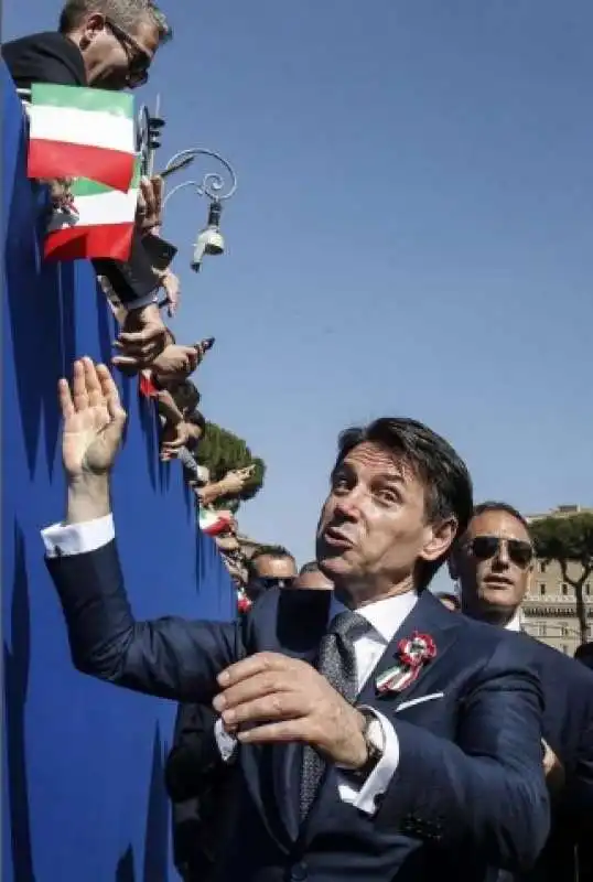 giuseppe conte saluta la folla 4