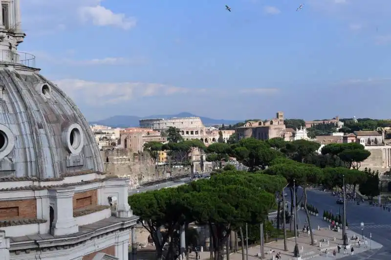 il colosseo visto dalla terrazza di civita