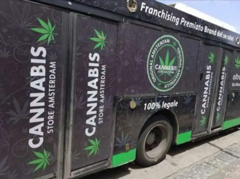 ISCHIA - SCUOLABUS CON LA PUBBLICITA DELLA CANNABIS LEGALE