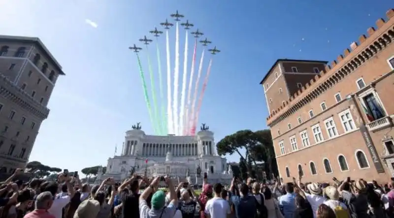 le frecce tricolori su piazza venezia