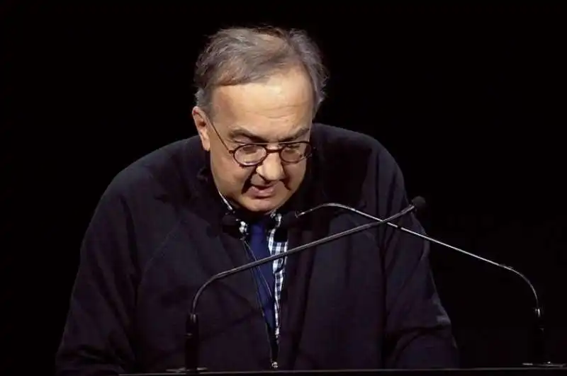 MARCHIONNE CON GOLF E CRAVATTA