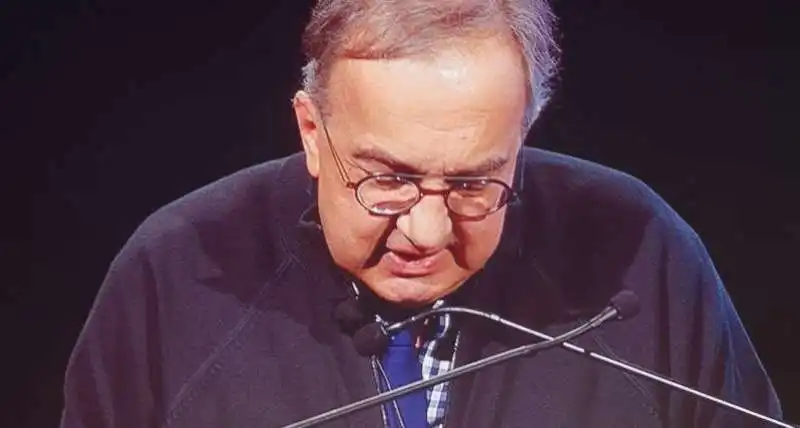 MARCHIONNE CON GOLF E CRAVATTA