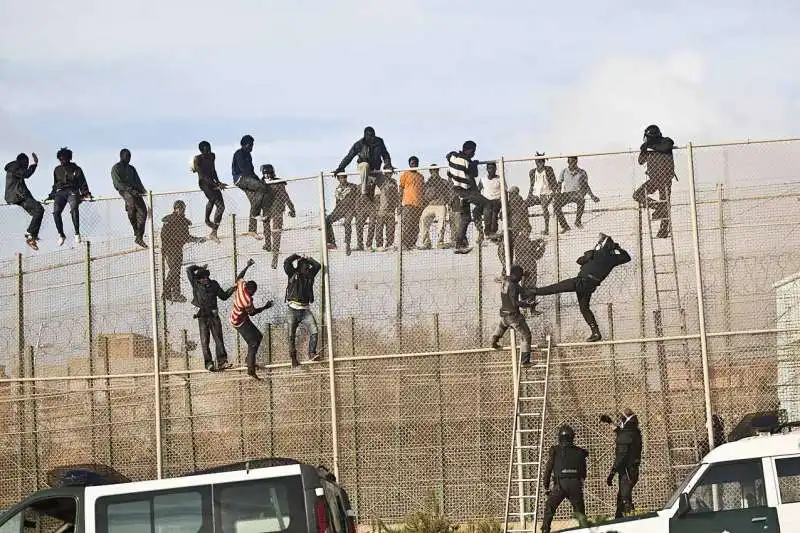 MIGRANTI A CEUTA E MELILLA