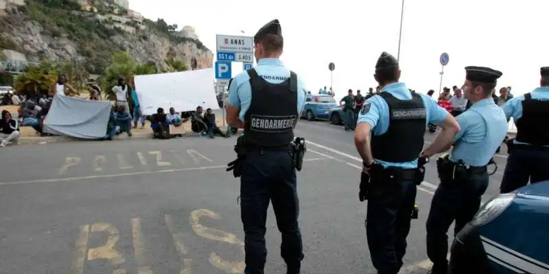 migranti polizia francese