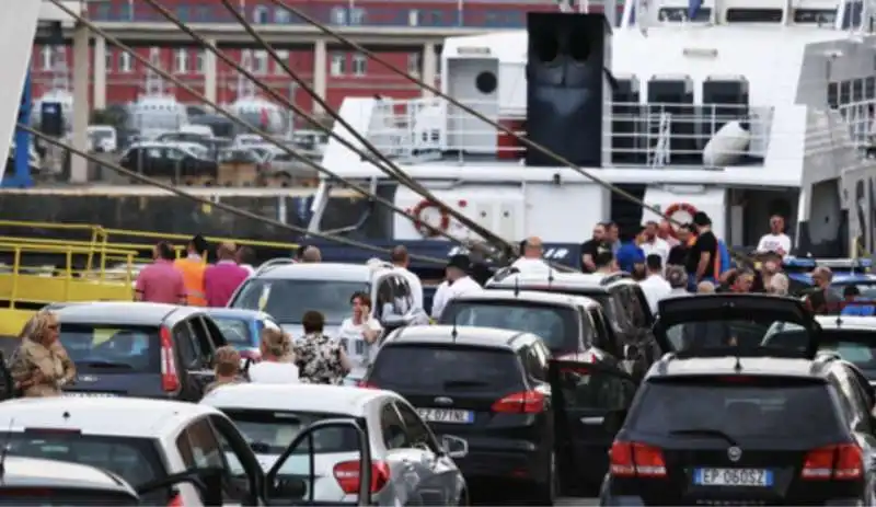 napoli auto precipita dal porto e uccide due turisti 3