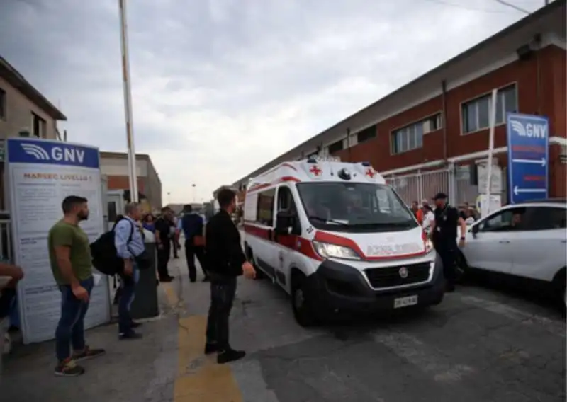 napoli auto precipita dal porto e uccide due turisti 4