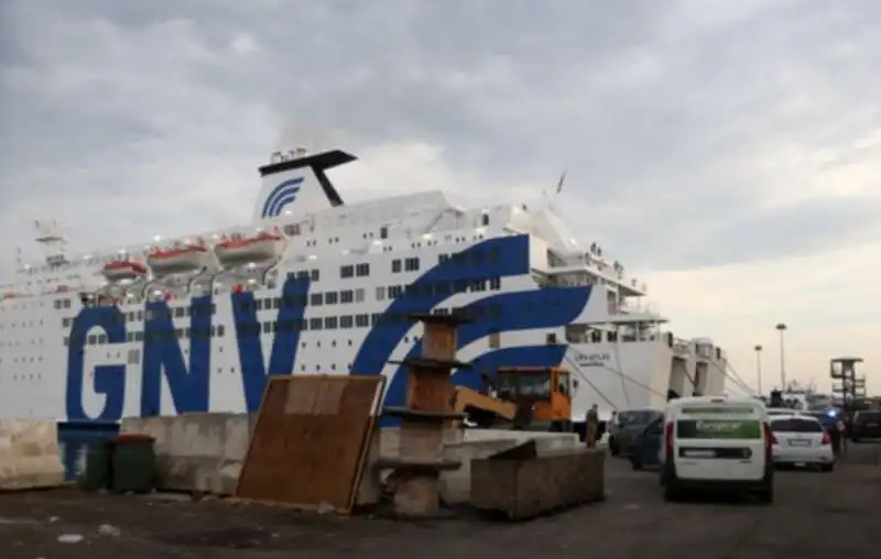 napoli auto precipita dal porto e uccide due turisti 5