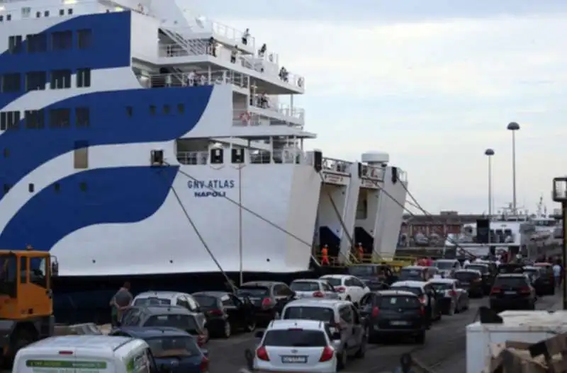 napoli auto precipita dal porto e uccide due turisti 8