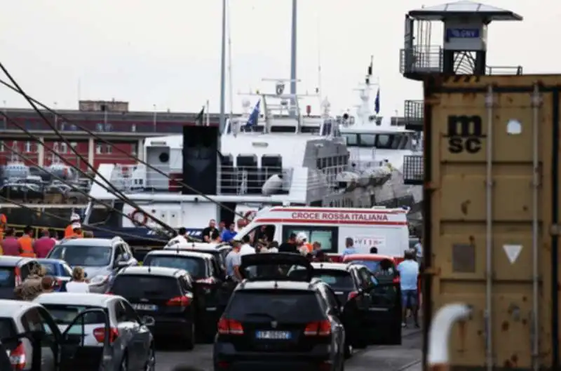 napoli auto precipita dal porto e uccide due turisti 9