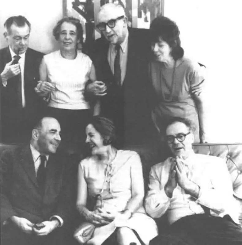 nicola chiaromonte, mary mccarthy, robert lowell.in piedi da sinistra  heinrich blucher, hannah arendt, dwight mcdonald, gloria macdonald