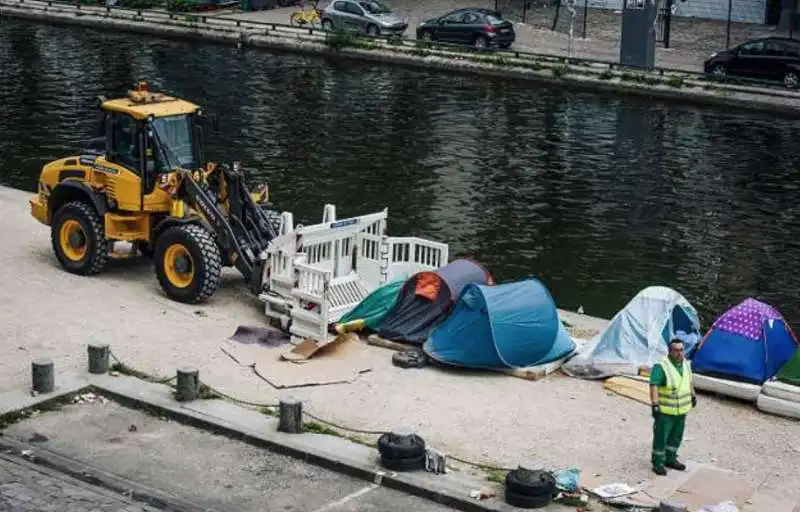 parigi, sgomebero campi migranti 5