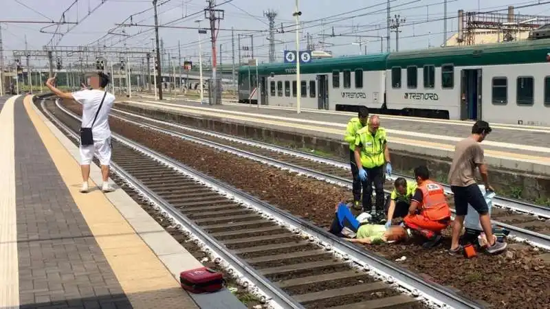 PIACENZA - UN RAGAZZO SI FA UN  SELFIE MENTRE UNA DONNA E SUI BINARI