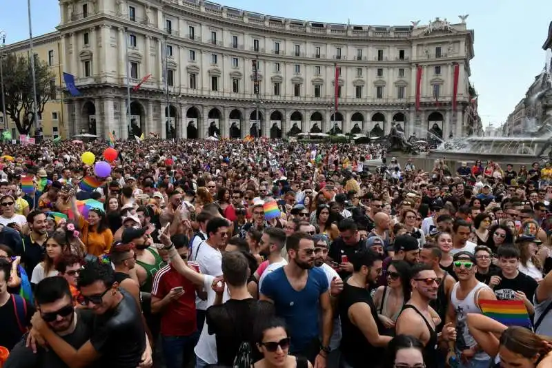 piazza della repubblica inizio corteo pride di roma (1)