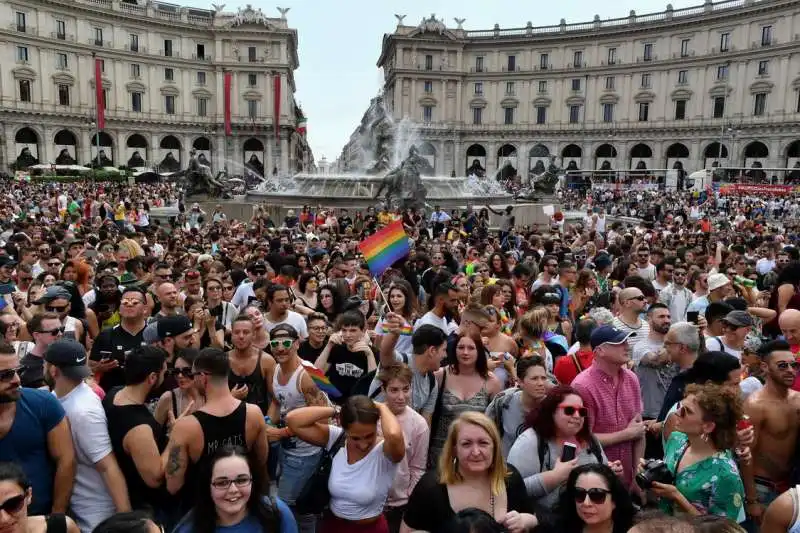 piazza della repubblica inizio corteo pride di roma (2)