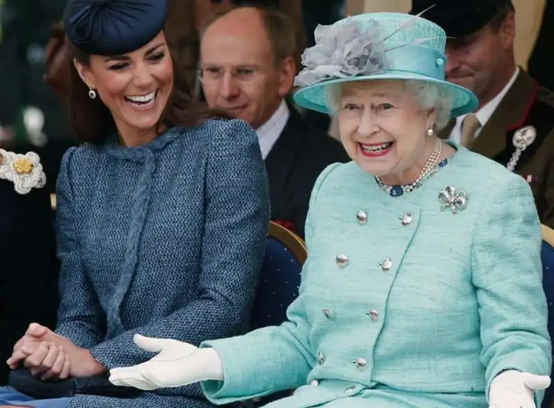 REGINA ELISABETTA CON KATE MIDDLETON