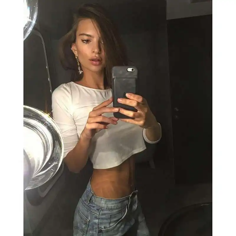 selfie emili ratajkowski