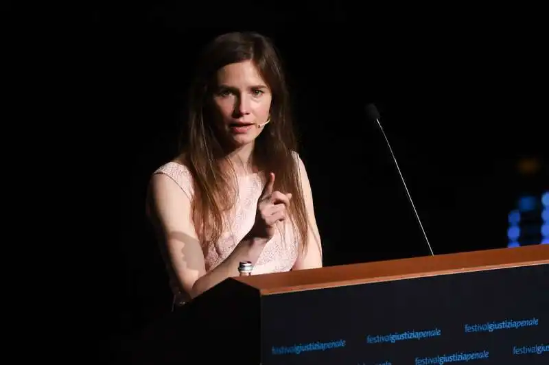 amanda knox si commuove al festival della giustizia di modena 8