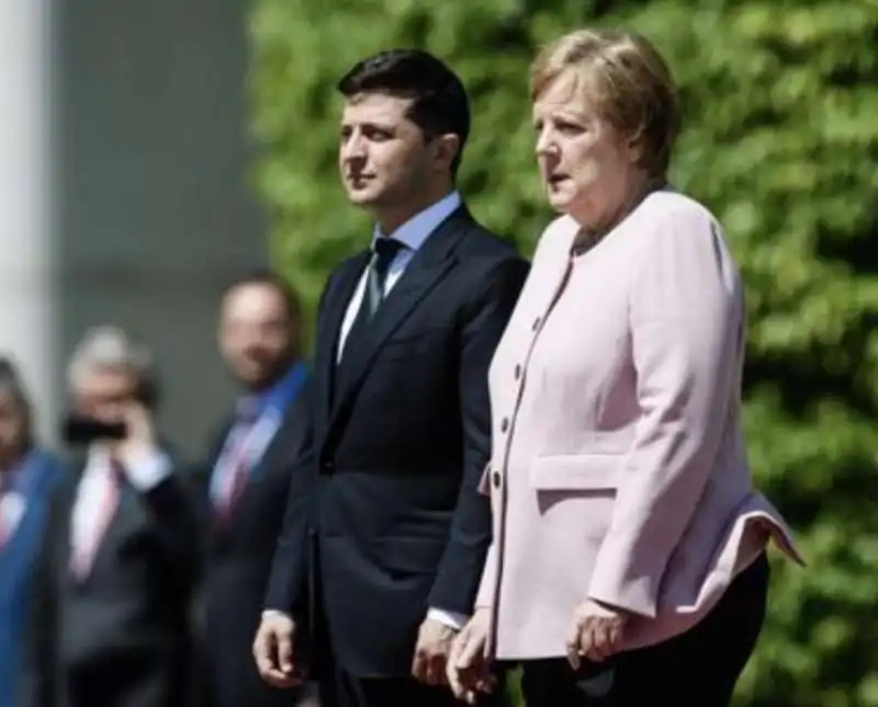 angela merkel ha un malore durante la visita del capo di stato ucraino zelensky a berlino 4