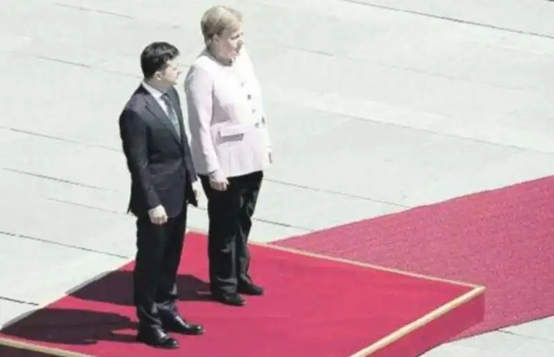 angela merkel ha un malore durante la visita del capo di stato ucraino zelensky a berlino