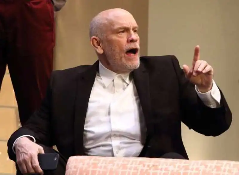 bitter wheat   john malkovich  nei panni di weinstein a teatro