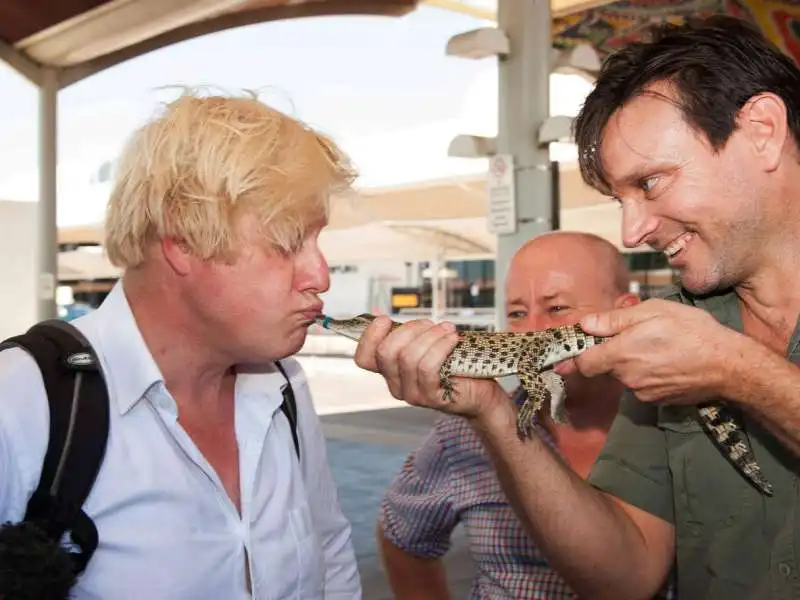 boris johnson bacia un coccodrillo