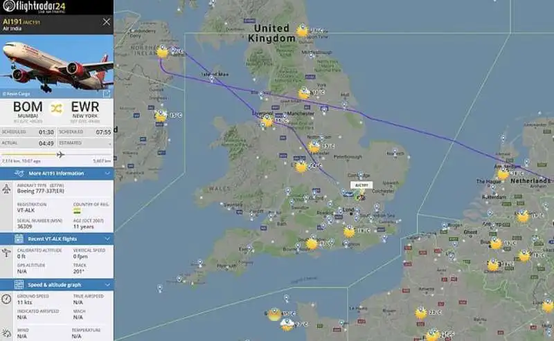 caccia typhoon  della raf scortano il volo air india a stansted