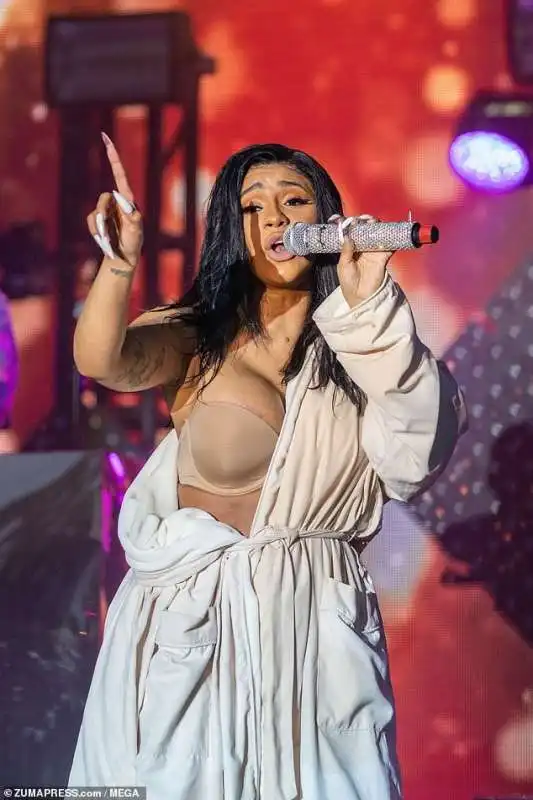 cardi b nuda dopo il cedimento della tuta