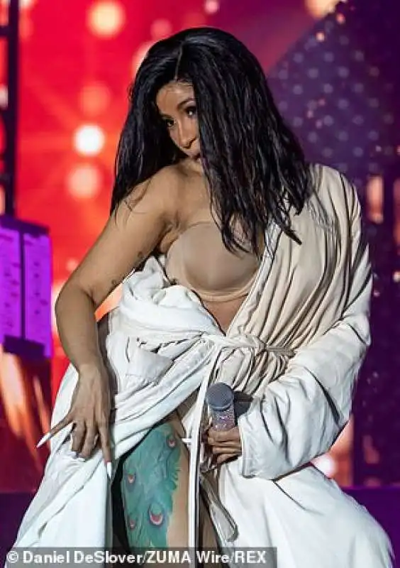 cardi b nuda sul palco