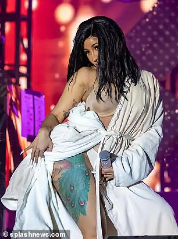 cardi b nuda sul palco 5