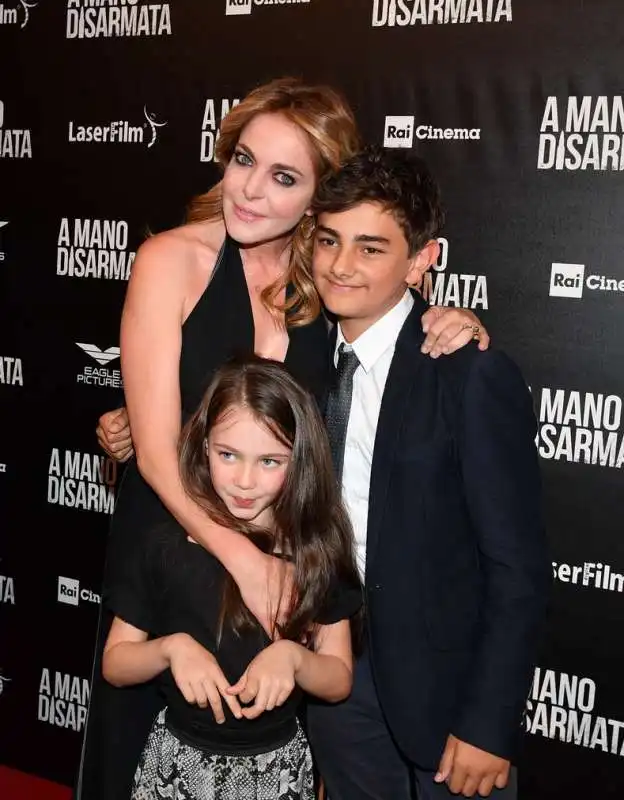 claudia gerini con i piccoli attori del film foto di bacco