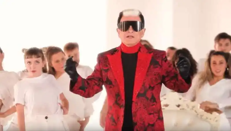 cristiano malgioglio nel video dolceamaro 