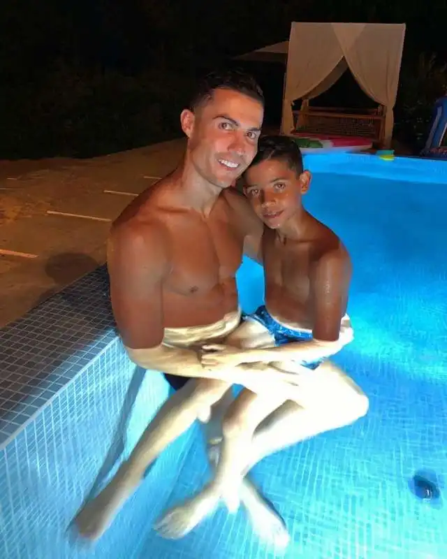 cristiano ronaldo in grecia con il figlio