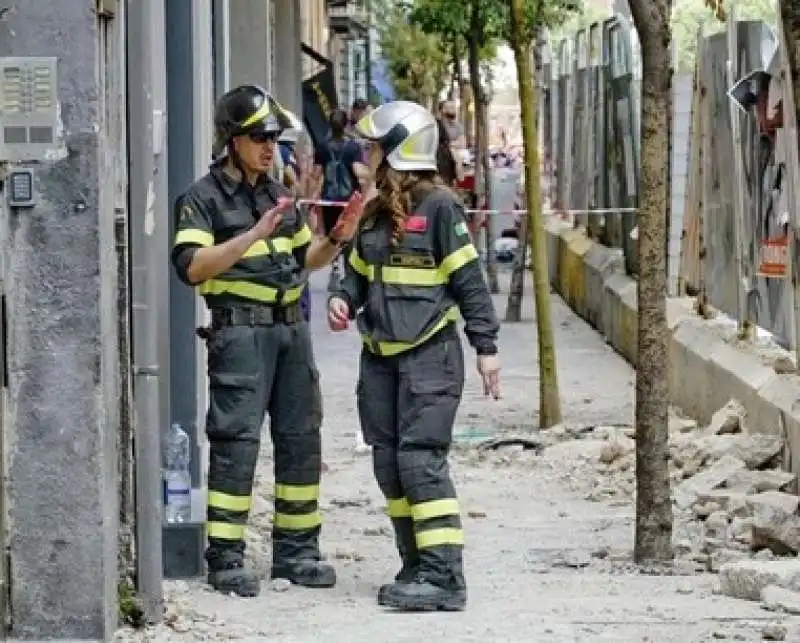 crolla cornicione a napoli 10