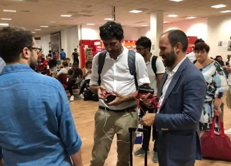 delrio orfini e fratoianni in aeroporto verso lampedusa. 