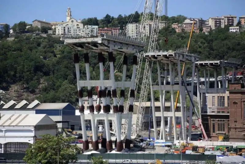 demolizione palazzo via porro 10, sotto ponte morandi 3