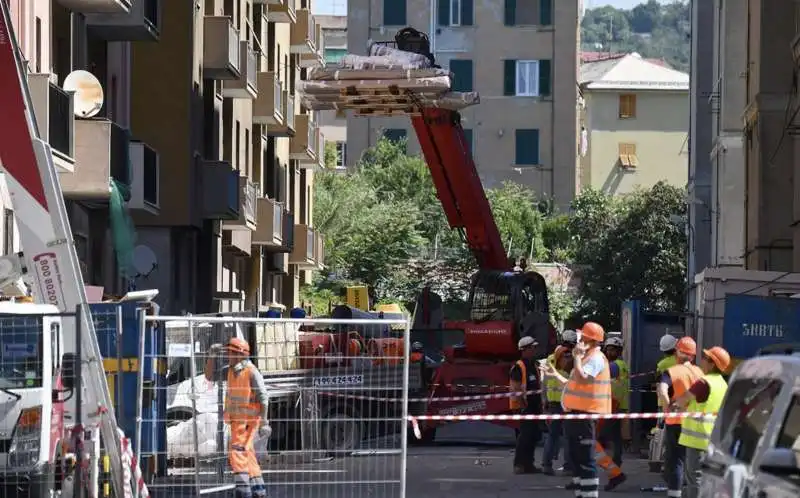 demolizione palazzo via porro 10, sotto ponte morandi 4