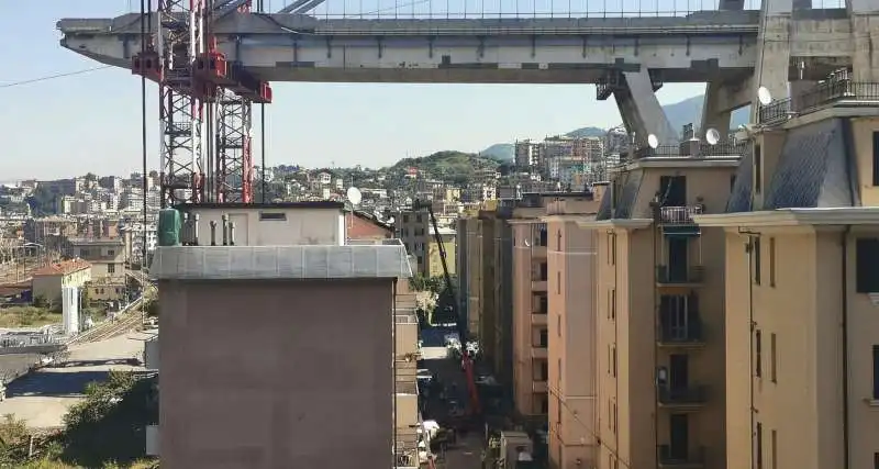 demolizione palazzo via porro 10, sotto ponte morandi 5