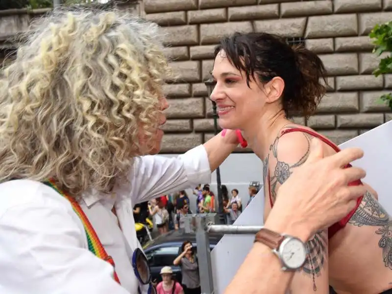 gay pride 2019   asia argento saluta monica cirinna