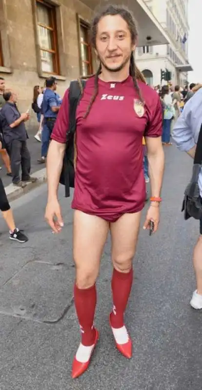 gay pride 2019   calciatore lgbt